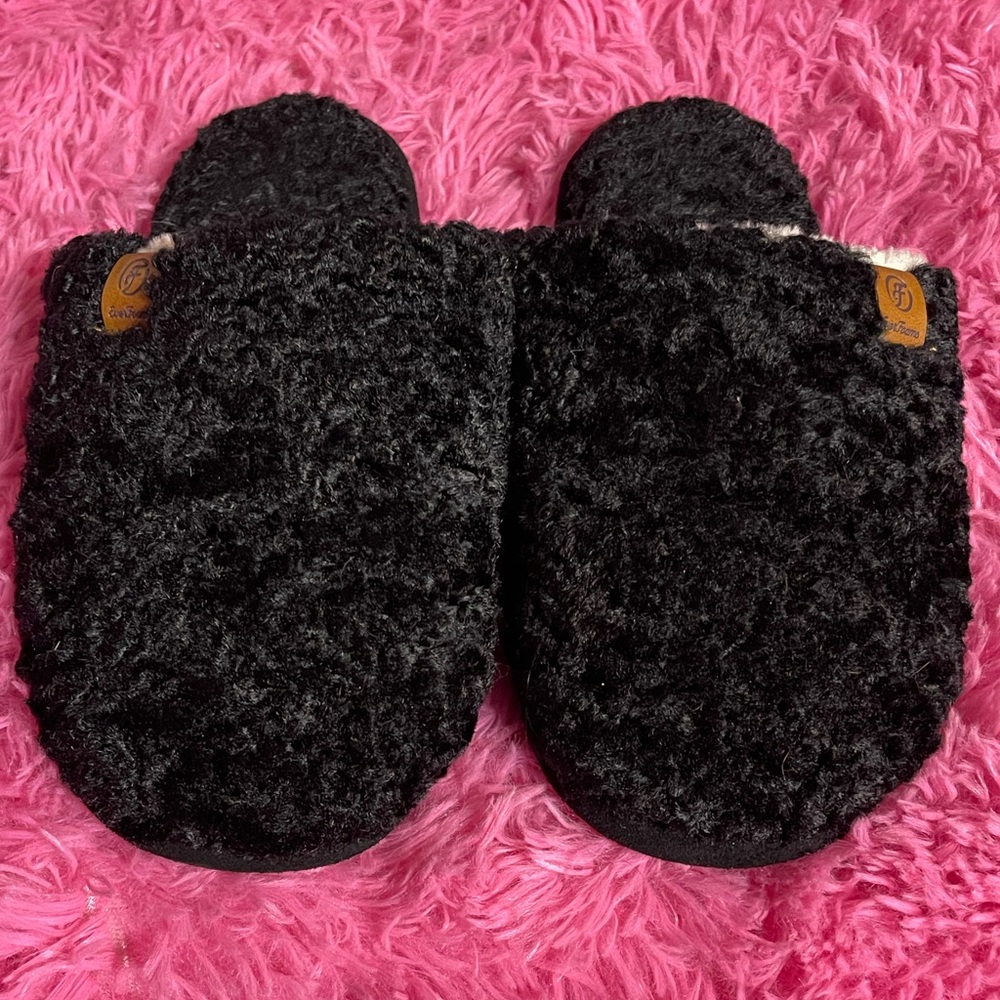 EverFoam Cozy Black Fuzzy Slippers